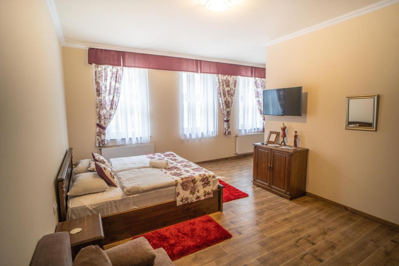 Toscana Apartman Gyula Bagian luar foto