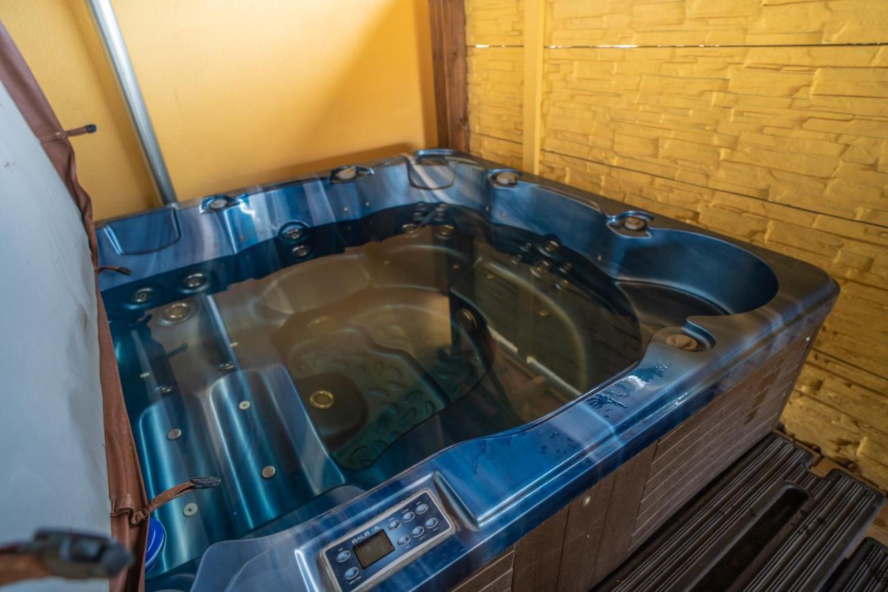 Toscana Apartman Gyula Bagian luar foto