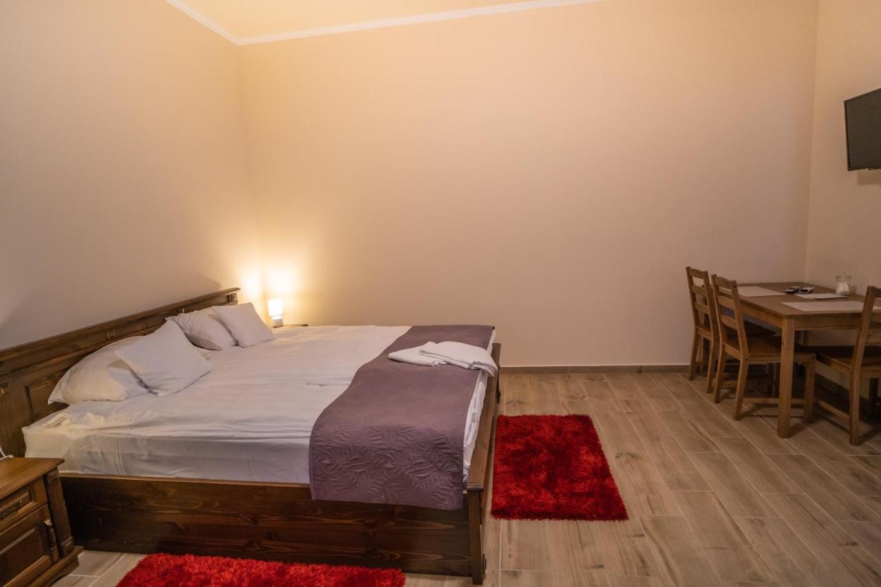 Toscana Apartman Gyula Bagian luar foto