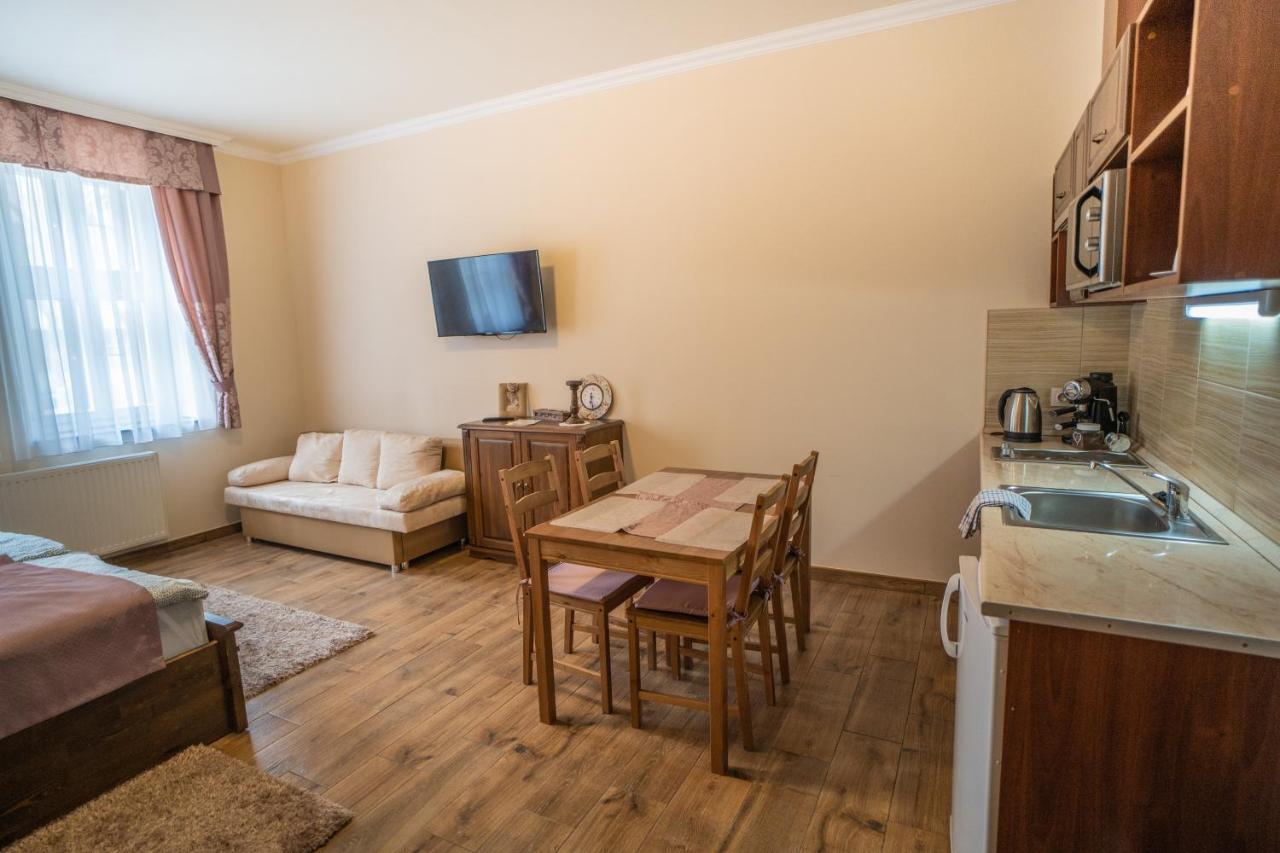 Toscana Apartman Gyula Bagian luar foto