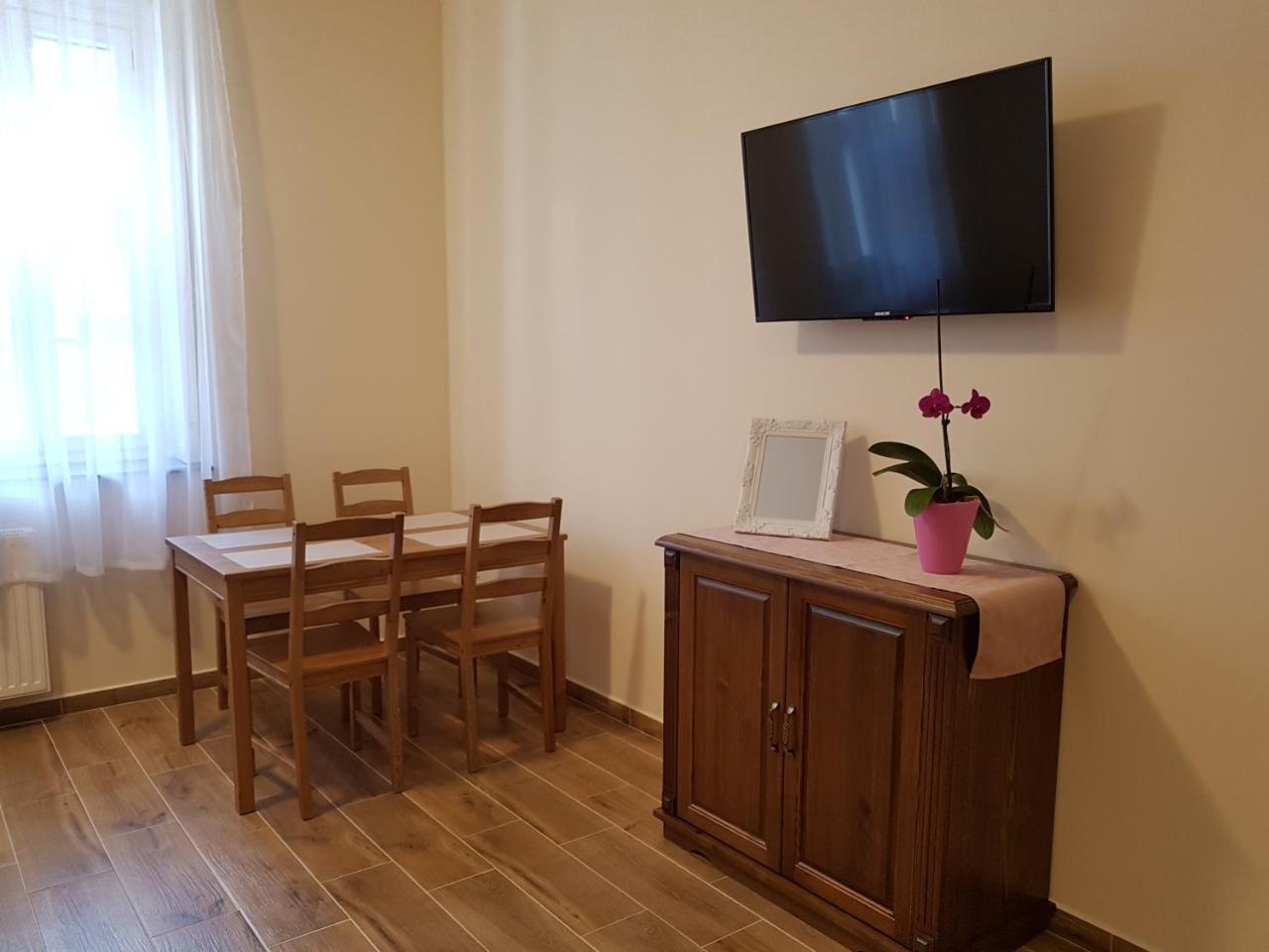 Toscana Apartman Gyula Bagian luar foto
